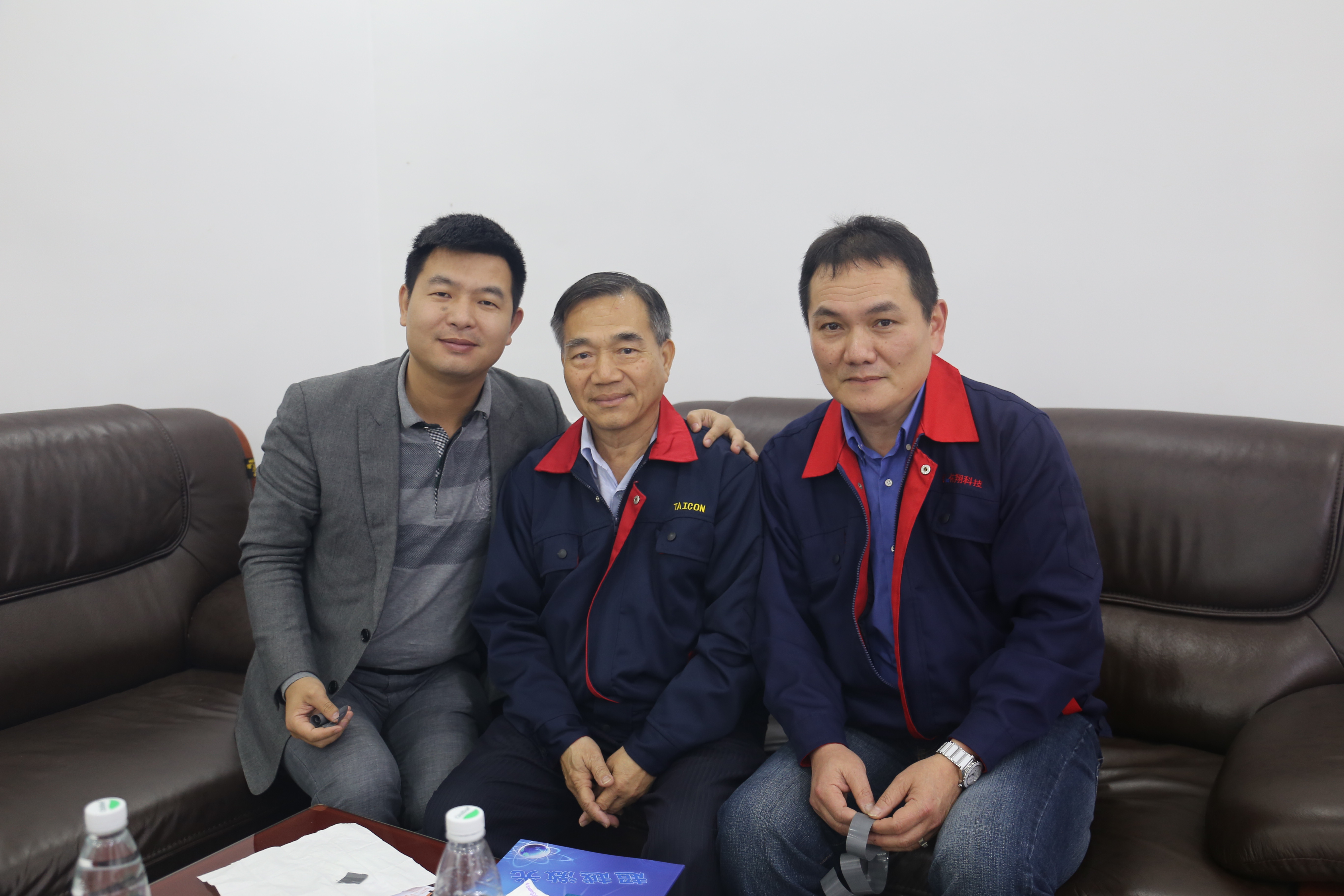超越激光經(jīng)理與客戶合影 超越激光經(jīng)理與客戶合影