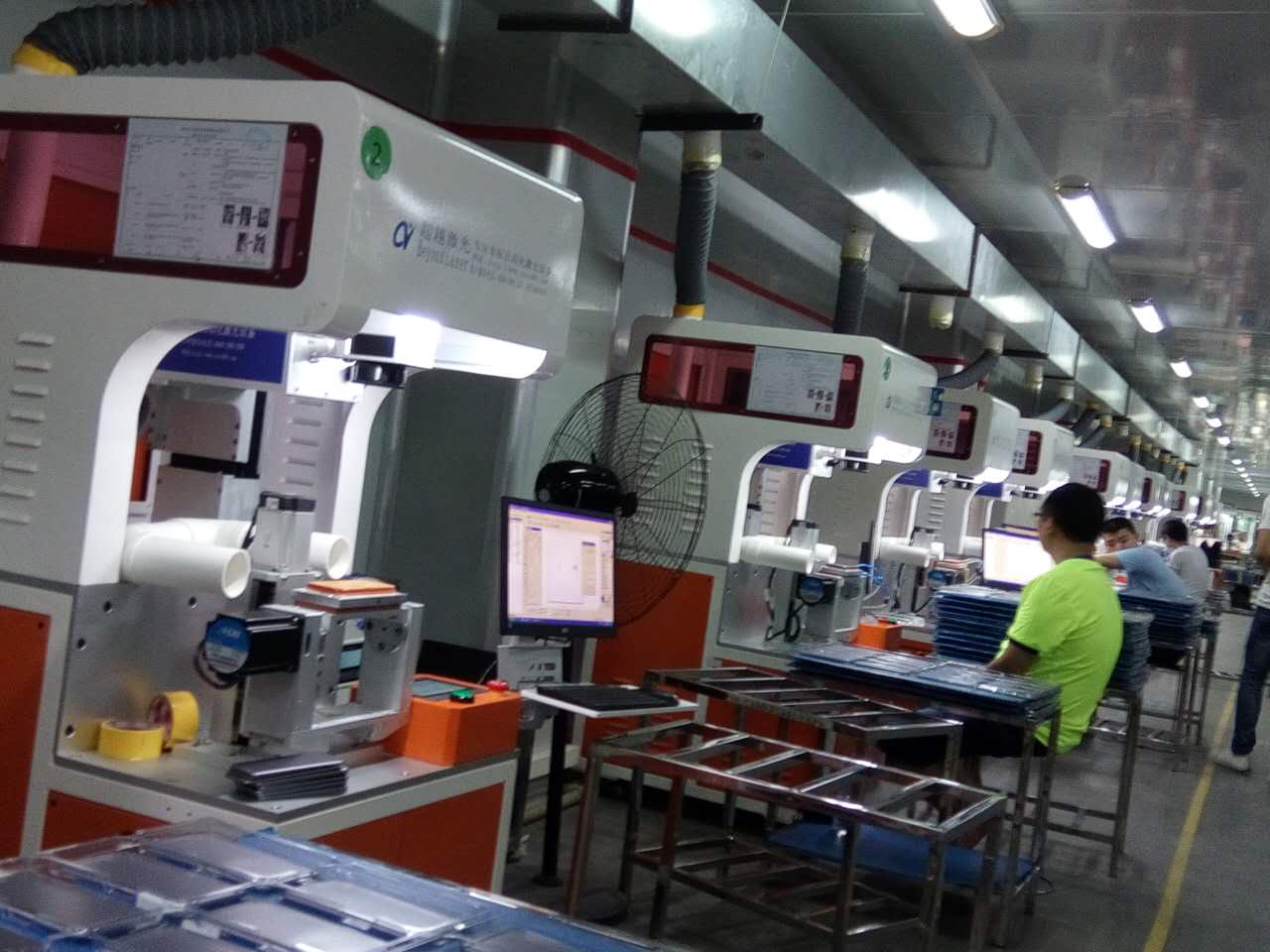 塑膠外殼表面亮霧同體激光加工現(xiàn)場 塑膠外殼表面亮霧同體激光加工現(xiàn)場